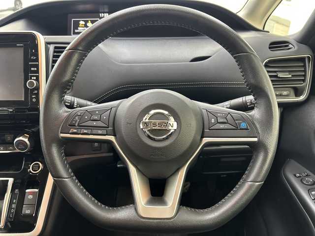 日産 セレナ ハイウェイスター プロパイロットED 神奈川県 2017(平29)年 4.7万km ブリリアントホワイトパール プロパイロット/純正9インチSDナビ(MM516D-L)/衝突被害軽減システム/車線逸脱警報/バックカメラ/オートクルーズコントロール/フリップダウンモニター/ハンズフリーオートスライドドア/両側パワースライドドア/横滑り防止装置/ETC/アイドリングストップ/LEDヘッドライト/オートライト/ウィンカーミラー/電動格納ミラー/純正16インチAW/プッシュスタート/スマートキー/フロアマット/スペアキー/取扱説明書