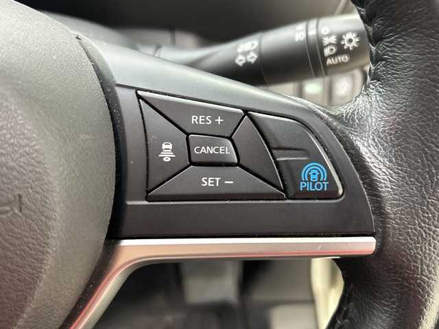 日産 セレナ ハイウェイスター プロパイロットED 神奈川県 2017(平29)年 4.7万km ブリリアントホワイトパール プロパイロット/純正9インチSDナビ(MM516D-L)/衝突被害軽減システム/車線逸脱警報/バックカメラ/オートクルーズコントロール/フリップダウンモニター/ハンズフリーオートスライドドア/両側パワースライドドア/横滑り防止装置/ETC/アイドリングストップ/LEDヘッドライト/オートライト/ウィンカーミラー/電動格納ミラー/純正16インチAW/プッシュスタート/スマートキー/フロアマット/スペアキー/取扱説明書