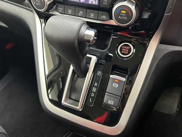 日産 セレナ ハイウェイスター プロパイロットED 神奈川県 2017(平29)年 4.7万km ブリリアントホワイトパール プロパイロット/純正9インチSDナビ(MM516D-L)/衝突被害軽減システム/車線逸脱警報/バックカメラ/オートクルーズコントロール/フリップダウンモニター/ハンズフリーオートスライドドア/両側パワースライドドア/横滑り防止装置/ETC/アイドリングストップ/LEDヘッドライト/オートライト/ウィンカーミラー/電動格納ミラー/純正16インチAW/プッシュスタート/スマートキー/フロアマット/スペアキー/取扱説明書