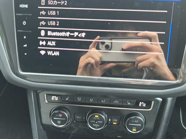 フォルクスワーゲン ティグアン TSI Rライン 京都府 2018(平30)年 4.1万km 白 純正メーカーナビ/・DVD/CD/BT/・フルセグテレビ/ETC2.0/全周囲カメラ/バックカメラ/衝突軽減ブレーキ/レーンキープアシスト/クルーズコントロール/革巻きステアリング/ステアリングスイッチ/パドルシフト/シートヒーター（全席）/ルーフレール/前後コーナーセンサー/LEDヘッドライト/スマートキー×2/純正19インチアルミホイール/純正フロアマット/取扱説明書/ナビ取扱説明書/保証書