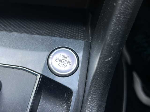 フォルクスワーゲン ティグアン TSI Rライン 京都府 2018(平30)年 4.1万km 白 純正メーカーナビ/・DVD/CD/BT/・フルセグテレビ/ETC2.0/全周囲カメラ/バックカメラ/衝突軽減ブレーキ/レーンキープアシスト/クルーズコントロール/革巻きステアリング/ステアリングスイッチ/パドルシフト/シートヒーター（全席）/ルーフレール/前後コーナーセンサー/LEDヘッドライト/スマートキー×2/純正19インチアルミホイール/純正フロアマット/取扱説明書/ナビ取扱説明書/保証書