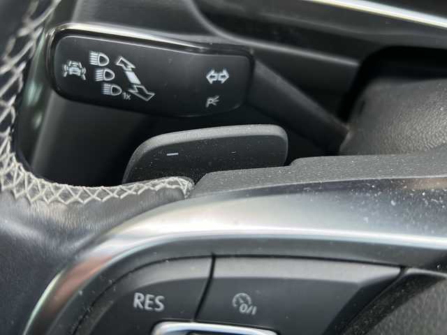 フォルクスワーゲン ティグアン TSI Rライン 京都府 2018(平30)年 4.1万km 白 純正メーカーナビ/・DVD/CD/BT/・フルセグテレビ/ETC2.0/全周囲カメラ/バックカメラ/衝突軽減ブレーキ/レーンキープアシスト/クルーズコントロール/革巻きステアリング/ステアリングスイッチ/パドルシフト/シートヒーター（全席）/ルーフレール/前後コーナーセンサー/LEDヘッドライト/スマートキー×2/純正19インチアルミホイール/純正フロアマット/取扱説明書/ナビ取扱説明書/保証書