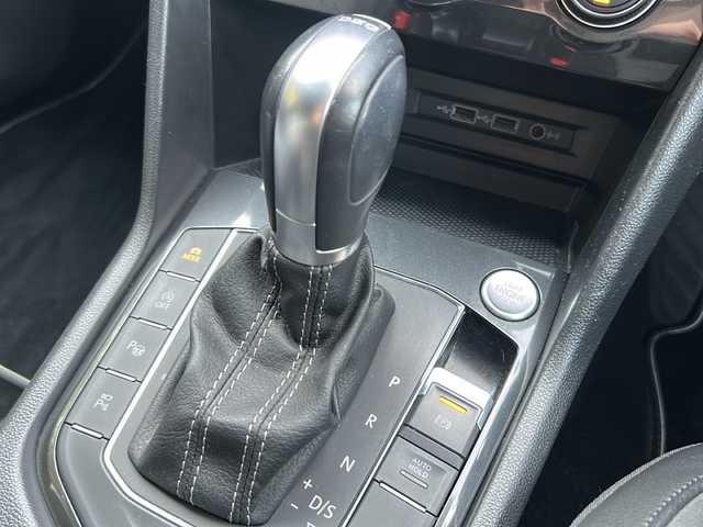 フォルクスワーゲン ティグアン TSI Rライン 京都府 2018(平30)年 4.1万km 白 純正メーカーナビ/・DVD/CD/BT/・フルセグテレビ/ETC2.0/全周囲カメラ/バックカメラ/衝突軽減ブレーキ/レーンキープアシスト/クルーズコントロール/革巻きステアリング/ステアリングスイッチ/パドルシフト/シートヒーター（全席）/ルーフレール/前後コーナーセンサー/LEDヘッドライト/スマートキー×2/純正19インチアルミホイール/純正フロアマット/取扱説明書/ナビ取扱説明書/保証書