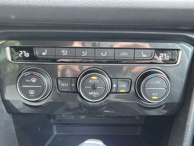 フォルクスワーゲン ティグアン TSI Rライン 京都府 2018(平30)年 4.1万km 白 純正メーカーナビ/・DVD/CD/BT/・フルセグテレビ/ETC2.0/全周囲カメラ/バックカメラ/衝突軽減ブレーキ/レーンキープアシスト/クルーズコントロール/革巻きステアリング/ステアリングスイッチ/パドルシフト/シートヒーター（全席）/ルーフレール/前後コーナーセンサー/LEDヘッドライト/スマートキー×2/純正19インチアルミホイール/純正フロアマット/取扱説明書/ナビ取扱説明書/保証書