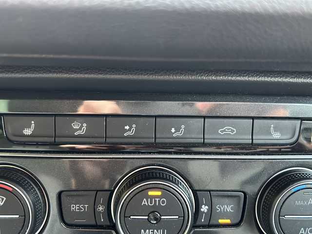 フォルクスワーゲン ティグアン TSI Rライン 京都府 2018(平30)年 4.1万km 白 純正メーカーナビ/・DVD/CD/BT/・フルセグテレビ/ETC2.0/全周囲カメラ/バックカメラ/衝突軽減ブレーキ/レーンキープアシスト/クルーズコントロール/革巻きステアリング/ステアリングスイッチ/パドルシフト/シートヒーター（全席）/ルーフレール/前後コーナーセンサー/LEDヘッドライト/スマートキー×2/純正19インチアルミホイール/純正フロアマット/取扱説明書/ナビ取扱説明書/保証書