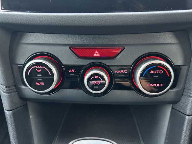 スバル インプレッサ スポーツ 1．6i－Lアイサイト 佐賀県 2018(平30)年 3.4万km クリスタルホワイトP 社外7インチナビゲーション/ETC/パドルシフト/バックモニター/サイドモニター/プリクラッシュブレーキ/純正16インチアルミホイール/車線逸脱警報機能/全車速追従機能付クルーズコントロール/車線逸脱抑制機能/スバルリヤビークルディテクション/ヒルスタートアシスト/LEDヘッドライト/フォグランプ/スマートキー