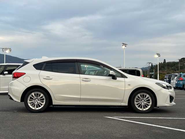 スバル インプレッサ スポーツ 1．6i－Lアイサイト 佐賀県 2018(平30)年 3.4万km クリスタルホワイトP 社外7インチナビゲーション/ETC/パドルシフト/バックモニター/サイドモニター/プリクラッシュブレーキ/純正16インチアルミホイール/車線逸脱警報機能/全車速追従機能付クルーズコントロール/車線逸脱抑制機能/スバルリヤビークルディテクション/ヒルスタートアシスト/LEDヘッドライト/フォグランプ/スマートキー