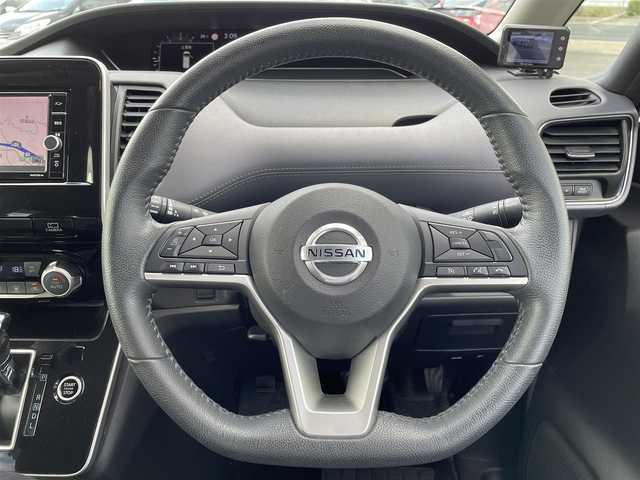 日産 セレナ ハイウェイスター V 愛媛県 2020(令2)年 4.8万km ブリリアントホワイトパール 純正ナビ/純正フリップダウンモニター/(CD/DVD/iPod/SD)/フルセグTV/アラウンドビューモニター/ETC/両側パワースライドドア/衝突軽減ブレーキ/コーナーセンサー/ブラインドスポットモニター/前方ドライブレコーダー/LEDヘッドライト/オートライト/フォグランプ/純正フロアマット/ドアバイザー/ステアリングスイッチ