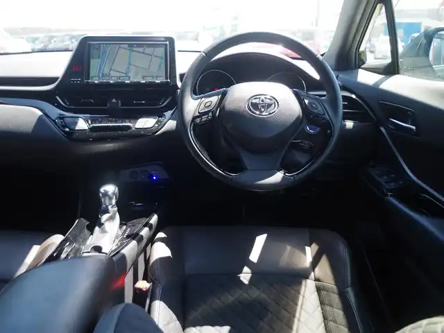 トヨタ Ｃ－ＨＲ G 千葉県 2017(平29)年 6.3万km ブラックマイカ Toyota Safety Sense/・プリクラッシュセーフティ/・レーンディパーチャーアラート/・オートハイビーム/・レーダークルーズコントロール/ハーフレザーシート/前席シートヒーター/純正SDナビ/地デジTV/【DVD/CD再生機能　Bluetooth接続】/バックカメラ/ドライブレコーダー/ETC/LEDヘッドライト/純正18インチアルミホイル/サイド/カーテンエアバッグ/スマートキー