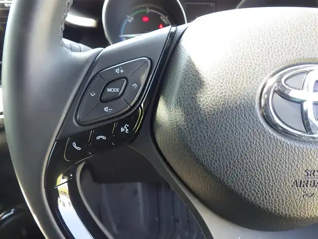 トヨタ Ｃ－ＨＲ G 千葉県 2017(平29)年 6.3万km ブラックマイカ Toyota Safety Sense/・プリクラッシュセーフティ/・レーンディパーチャーアラート/・オートハイビーム/・レーダークルーズコントロール/ハーフレザーシート/前席シートヒーター/純正SDナビ/地デジTV/【DVD/CD再生機能　Bluetooth接続】/バックカメラ/ドライブレコーダー/ETC/LEDヘッドライト/純正18インチアルミホイル/サイド/カーテンエアバッグ/スマートキー