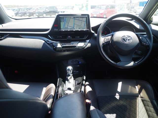 トヨタ Ｃ－ＨＲ G 愛知県 2017(平29)年 6.3万km ブラックマイカ Toyota Safety Sense/・プリクラッシュセーフティ/・レーンディパーチャーアラート/・オートハイビーム/・レーダークルーズコントロール/ハーフレザーシート/前席シートヒーター/純正９型SDナビ（NSZT-Y66T）/フルセグTV/【DVD/CD再生機能　Bluetooth接続】/バックカメラ/ドライブレコーダー/ETC/LEDヘッドライト/純正18インチアルミホイール/サイド/カーテンエアバッグ/スマートキー