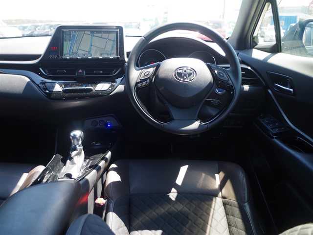 トヨタ Ｃ－ＨＲ G 愛知県 2017(平29)年 6.3万km ブラックマイカ Toyota Safety Sense/・プリクラッシュセーフティ/・レーンディパーチャーアラート/・オートハイビーム/・レーダークルーズコントロール/ハーフレザーシート/前席シートヒーター/純正９型SDナビ（NSZT-Y66T）/フルセグTV/【DVD/CD再生機能　Bluetooth接続】/バックカメラ/ドライブレコーダー/ETC/LEDヘッドライト/純正18インチアルミホイール/サイド/カーテンエアバッグ/スマートキー