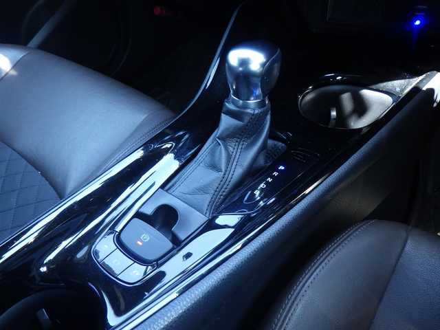 トヨタ Ｃ－ＨＲ G 愛知県 2017(平29)年 6.3万km ブラックマイカ Toyota Safety Sense/・プリクラッシュセーフティ/・レーンディパーチャーアラート/・オートハイビーム/・レーダークルーズコントロール/ハーフレザーシート/前席シートヒーター/純正９型SDナビ（NSZT-Y66T）/フルセグTV/【DVD/CD再生機能　Bluetooth接続】/バックカメラ/ドライブレコーダー/ETC/LEDヘッドライト/純正18インチアルミホイール/サイド/カーテンエアバッグ/スマートキー