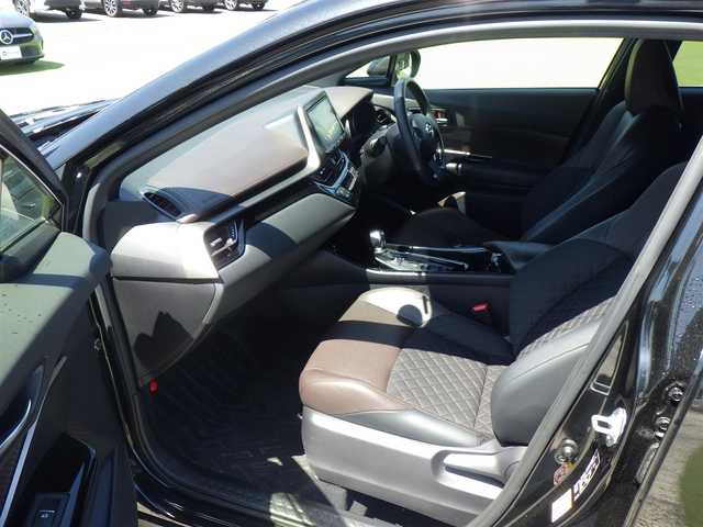 トヨタ Ｃ－ＨＲ G 愛知県 2017(平29)年 6.3万km ブラックマイカ Toyota Safety Sense/・プリクラッシュセーフティ/・レーンディパーチャーアラート/・オートハイビーム/・レーダークルーズコントロール/ハーフレザーシート/前席シートヒーター/純正９型SDナビ（NSZT-Y66T）/フルセグTV/【DVD/CD再生機能　Bluetooth接続】/バックカメラ/ドライブレコーダー/ETC/LEDヘッドライト/純正18インチアルミホイール/サイド/カーテンエアバッグ/スマートキー