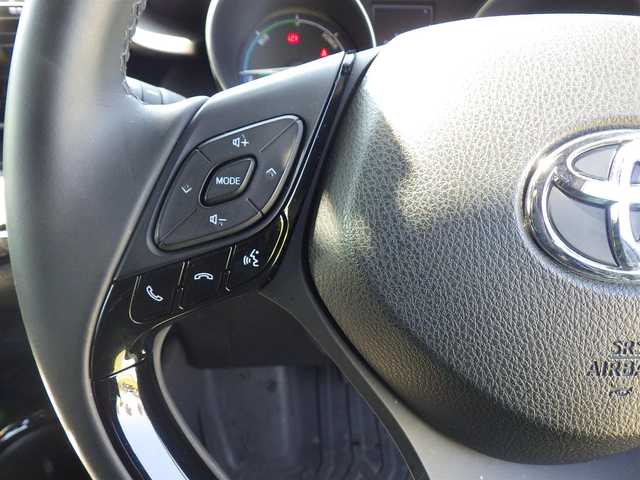 トヨタ Ｃ－ＨＲ G 愛知県 2017(平29)年 6.3万km ブラックマイカ Toyota Safety Sense/・プリクラッシュセーフティ/・レーンディパーチャーアラート/・オートハイビーム/・レーダークルーズコントロール/ハーフレザーシート/前席シートヒーター/純正９型SDナビ（NSZT-Y66T）/フルセグTV/【DVD/CD再生機能　Bluetooth接続】/バックカメラ/ドライブレコーダー/ETC/LEDヘッドライト/純正18インチアルミホイール/サイド/カーテンエアバッグ/スマートキー
