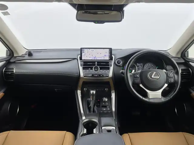 レクサス ＮＸ 300h Iパッケージ 群馬県 2020(令2)年 4.5万km アンバークリスタルシャイン パノラミックビューモニター/ブラインドスポットモニター/リヤクロストラフィックアラート/＝＝＝＝＝＝/純正10.3インチワイドディスプレイナビ（AM/FM/Bluetooth/SD/USB/AUX/DVD/CD）/レクサスセーフティシステム＋/ ・プリクラッシュセーフティシステム/ ・レーンディパーチャーアラート/ ・アダプティブハイビームシステム/ ・レーダークルーズコントロール(全車速追従機能付)/パワーバックドア/パドルシフト/クリアランスソナー/ビルトインETC2.0/前席パワーシート(運転席側ポジションメモリ付)/前席シートヒーター/ステアリングヒーター/三眼フルLEDヘッドランプ/純正前後ドライブレコーダー(DRD-H68)/プッシュスタート/スマートキー/スペアキー有