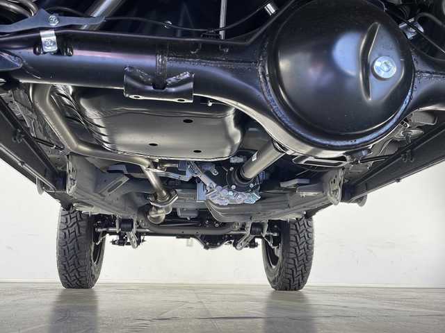 スズキ ジムニー XC 長野県 2024(令6)年 0.1万km未満 ブルーイッシュブラックパール3 4WD/社外メモリナビ（型番：MDV-D503)/(フルセグ/DVD/CD/SD/USB/FM/AM)/大型グリルガード/LEDフォグ×2個/ルーフラック/リアラダー/1.5インチリフトアップキット（純正車内積載）/ブラウンキルティングレザーシート/MERAL ROCK ピートロング16インチホイール/TOYO OPEN COUNTRY RT(185/85R16)/シートヒーター（前席）/クルーズコントロール（追従なし）/レーンキープアシスト/衝突被害軽減システム/オートマチックハイビーム/LEDヘッドライト/オートライト/スマートキー/保証書/取扱説明書