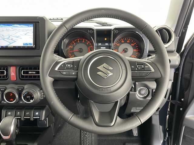 スズキ ジムニー XC 長野県 2024(令6)年 0.1万km未満 ブルーイッシュブラックパール3 4WD/社外メモリナビ（型番：MDV-D503)/(フルセグ/DVD/CD/SD/USB/FM/AM)/大型グリルガード/LEDフォグ×2個/ルーフラック/リアラダー/1.5インチリフトアップキット（純正車内積載）/ブラウンキルティングレザーシート/MERAL ROCK ピートロング16インチホイール/TOYO OPEN COUNTRY RT(185/85R16)/シートヒーター（前席）/クルーズコントロール（追従なし）/レーンキープアシスト/衝突被害軽減システム/オートマチックハイビーム/LEDヘッドライト/オートライト/スマートキー/保証書/取扱説明書