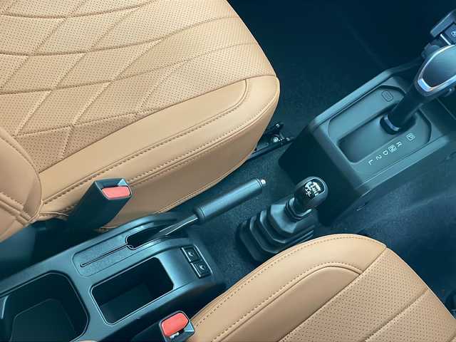 スズキ ジムニー XC 長野県 2024(令6)年 0.1万km未満 ブルーイッシュブラックパール3 4WD/社外メモリナビ（型番：MDV-D503)/(フルセグ/DVD/CD/SD/USB/FM/AM)/大型グリルガード/LEDフォグ×2個/ルーフラック/リアラダー/1.5インチリフトアップキット（純正車内積載）/ブラウンキルティングレザーシート/MERAL ROCK ピートロング16インチホイール/TOYO OPEN COUNTRY RT(185/85R16)/シートヒーター（前席）/クルーズコントロール（追従なし）/レーンキープアシスト/衝突被害軽減システム/オートマチックハイビーム/LEDヘッドライト/オートライト/スマートキー/保証書/取扱説明書
