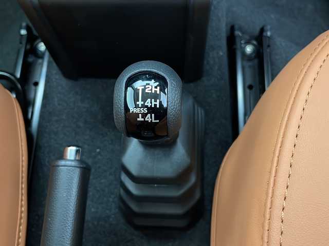 スズキ ジムニー XC 長野県 2024(令6)年 0.1万km未満 ブルーイッシュブラックパール3 4WD/社外メモリナビ（型番：MDV-D503)/(フルセグ/DVD/CD/SD/USB/FM/AM)/大型グリルガード/LEDフォグ×2個/ルーフラック/リアラダー/1.5インチリフトアップキット（純正車内積載）/ブラウンキルティングレザーシート/MERAL ROCK ピートロング16インチホイール/TOYO OPEN COUNTRY RT(185/85R16)/シートヒーター（前席）/クルーズコントロール（追従なし）/レーンキープアシスト/衝突被害軽減システム/オートマチックハイビーム/LEDヘッドライト/オートライト/スマートキー/保証書/取扱説明書