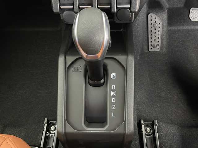 スズキ ジムニー XC 長野県 2024(令6)年 0.1万km未満 ブルーイッシュブラックパール3 4WD/社外メモリナビ（型番：MDV-D503)/(フルセグ/DVD/CD/SD/USB/FM/AM)/大型グリルガード/LEDフォグ×2個/ルーフラック/リアラダー/1.5インチリフトアップキット（純正車内積載）/ブラウンキルティングレザーシート/MERAL ROCK ピートロング16インチホイール/TOYO OPEN COUNTRY RT(185/85R16)/シートヒーター（前席）/クルーズコントロール（追従なし）/レーンキープアシスト/衝突被害軽減システム/オートマチックハイビーム/LEDヘッドライト/オートライト/スマートキー/保証書/取扱説明書