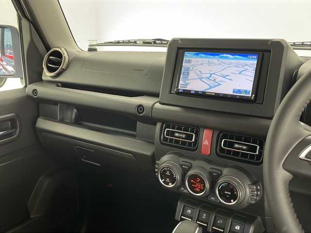 スズキ ジムニー XC 長野県 2024(令6)年 0.1万km未満 ブルーイッシュブラックパール3 4WD/社外メモリナビ（型番：MDV-D503)/(フルセグ/DVD/CD/SD/USB/FM/AM)/大型グリルガード/LEDフォグ×2個/ルーフラック/リアラダー/1.5インチリフトアップキット（純正車内積載）/ブラウンキルティングレザーシート/MERAL ROCK ピートロング16インチホイール/TOYO OPEN COUNTRY RT(185/85R16)/シートヒーター（前席）/クルーズコントロール（追従なし）/レーンキープアシスト/衝突被害軽減システム/オートマチックハイビーム/LEDヘッドライト/オートライト/スマートキー/保証書/取扱説明書