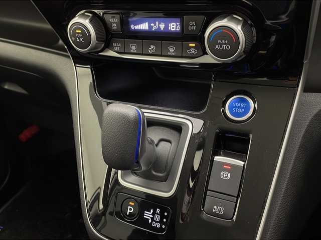日産 セレナ e－パワー ハイウェイスター G 宮崎県 2020(令2)年 5.4万km ブリリアントホワイトパール 2トーン 禁煙車/エマージェンシーブレーキ/純正10型ナビTV/（CD/DVD/MSV/Blu-ray/Bluetooth/フルセグTV)/純正ドライブレコーダー/純正LEDオートライト/純正LEDフォグ/純正フロントスポイラー/純正16インチアルミ/純正フロアマット/アラウンドビューモニター/プロパイロット/ブラインドスポットモニター/ハンズフリー両側電動スライドドア/クリアランスソナー/電子パーキング/オートホールド/スマートルームミラー/ステアリングヒーター/前席シートヒーター/撥水シート/本革巻ハンドル/Wオートエアコン/インテリジェントキー/プッシュエンジンスタート/スペアキー/新車時保証書/取扱い説明書