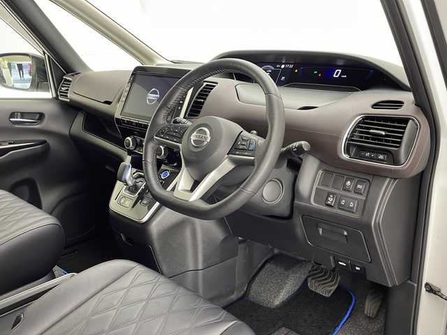 日産 セレナ e－パワー ハイウェイスター G 宮崎県 2020(令2)年 5.4万km ブリリアントホワイトパール 2トーン 禁煙車/エマージェンシーブレーキ/純正10型ナビTV/（CD/DVD/MSV/Blu-ray/Bluetooth/フルセグTV)/純正ドライブレコーダー/純正LEDオートライト/純正LEDフォグ/純正フロントスポイラー/純正16インチアルミ/純正フロアマット/アラウンドビューモニター/プロパイロット/ブラインドスポットモニター/ハンズフリー両側電動スライドドア/クリアランスソナー/電子パーキング/オートホールド/スマートルームミラー/ステアリングヒーター/前席シートヒーター/撥水シート/本革巻ハンドル/Wオートエアコン/インテリジェントキー/プッシュエンジンスタート/スペアキー/新車時保証書/取扱い説明書