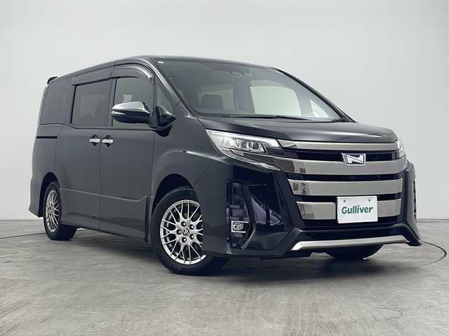 トヨタ ノア ハイブリッド Si ダブルバイビーⅢ 三重県 2021(令3)年 6.4万km ブラック 禁煙車/純正10インチナビ/CD/DVD/BT/MSV/HDMI/USB/フルセグTV/純正12.3インチフリップダウンモニター/両側パワースライドドア/クリアランスソナー/ハーフレザーシート/シートヒーター/ドライブレコーダー/クルーズコントロール/フォグライト/オートハイビーム/衝突被害軽減ブレーキ/車線逸脱警報機能付き/保証書/スマートキー
