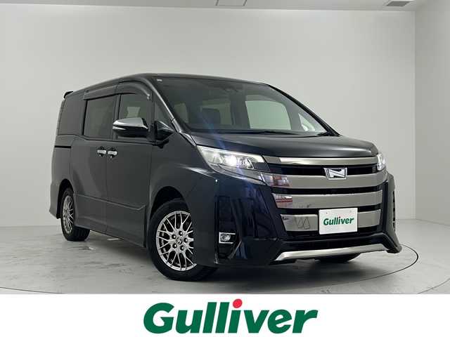 トヨタ ノア ハイブリッド Si ダブルバイビーⅢ 大阪府 2021(令3)年 6.4万km ブラック 禁煙車/純正10インチナビ/CD/DVD/BT/MSV/HDMI/USB/フルセグTV/純正12.3インチフリップダウンモニター/両側パワースライドドア/クリアランスソナー/ハーフレザーシート/シートヒーター/ドライブレコーダー/クルーズコントロール/フォグライト/オートハイビーム/衝突被害軽減ブレーキ/車線逸脱警報機能付き/保証書/スマートキー
