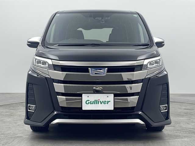 トヨタ ノア ハイブリッド Si ダブルバイビーⅢ 三重県 2021(令3)年 6.4万km ブラック 禁煙車/純正10インチナビ/CD/DVD/BT/MSV/HDMI/USB/フルセグTV/純正12.3インチフリップダウンモニター/両側パワースライドドア/クリアランスソナー/ハーフレザーシート/シートヒーター/ドライブレコーダー/クルーズコントロール/フォグライト/オートハイビーム/衝突被害軽減ブレーキ/車線逸脱警報機能付き/保証書/スマートキー
