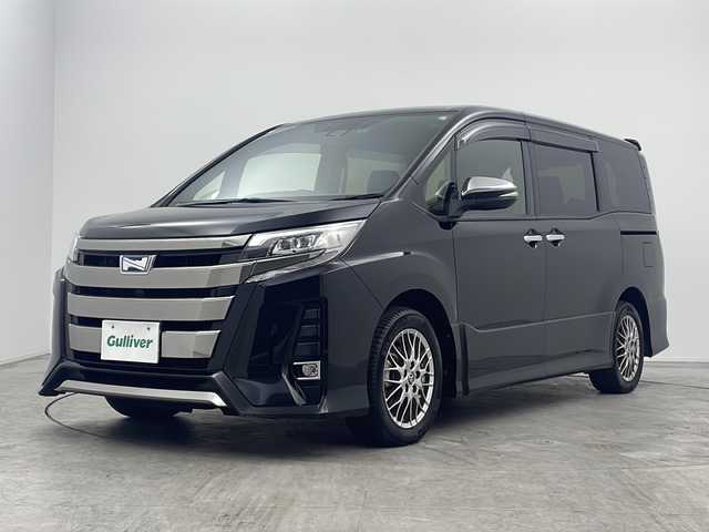 トヨタ ノア ハイブリッド Si ダブルバイビーⅢ 三重県 2021(令3)年 6.4万km ブラック 禁煙車/純正10インチナビ/CD/DVD/BT/MSV/HDMI/USB/フルセグTV/純正12.3インチフリップダウンモニター/両側パワースライドドア/クリアランスソナー/ハーフレザーシート/シートヒーター/ドライブレコーダー/クルーズコントロール/フォグライト/オートハイビーム/衝突被害軽減ブレーキ/車線逸脱警報機能付き/保証書/スマートキー