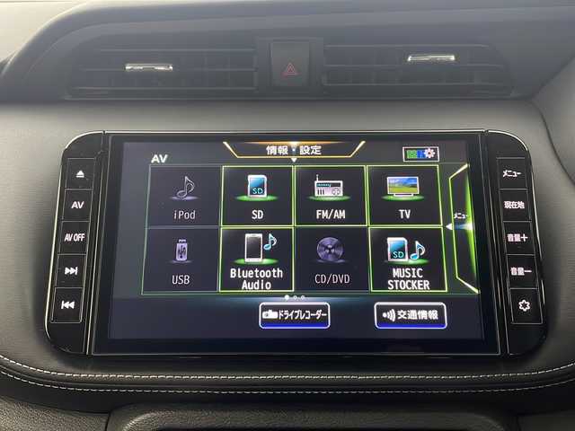 日産 キックス X 栃木県 2021(令3)年 2.2万km ブリリアントホワイトパール プロパイロット/純正9型ナビ/　　CD/DVD/Bluetooth/AM/FM/フルセグTV/アラウンドビューモニター/ビルトインETC/エマージェンシーブレーキ/オートハイビーム/ハンドル支援/側方支援/駐車支援/ふらつき警報/前後コーナーセンサー/インテリジェントルームミラー/純正ドライブレコーダー/純正17インチAW/純正フロアマット/純正ドアバイザー/ハーフレザー/シートヒーター/オートライト/LEDヘッドライト/フォグランプ/ステアリングヒーター/電子パーキング/オートブレーキホールド/プッシュスタート/スマートキー/スペア１本