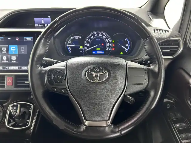 トヨタ エスクァイア ハイブリッド Gi プレミアムパッケージ 佐賀県 2017(平29)年 6.3万km ブラック 純正10型ナビ/ＡＭ/ＦＭ/CD/DVD/Bluetooth/フルセグTV/純正12.1インチ後席モニター/バックカメラ/クルーズコントロール/前後ドライブレコーダー/デジタルインナーミラー/衝突被害軽減システム/レーンアシスト/ハーフレザーシート/シートヒーター/ステアリングヒーター/ETC/LEDヘッドライト/フォグランプ/オートエアコン/盗難防止装置/横滑り防止装置/車線逸脱警報/オートライト/スマートキー/プッシュスタート/純正フロアマット/純正15インチアルミホイール	/ステアリングスイッチ/電動格納ミラー/コーナーセンサー