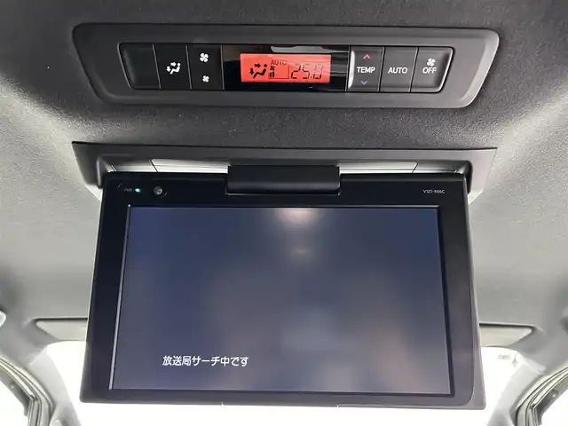 トヨタ エスクァイア ハイブリッド Gi プレミアムパッケージ 佐賀県 2017(平29)年 6.3万km ブラック 純正10型ナビ/ＡＭ/ＦＭ/CD/DVD/Bluetooth/フルセグTV/純正12.1インチ後席モニター/バックカメラ/クルーズコントロール/前後ドライブレコーダー/デジタルインナーミラー/衝突被害軽減システム/レーンアシスト/ハーフレザーシート/シートヒーター/ステアリングヒーター/ETC/LEDヘッドライト/フォグランプ/オートエアコン/盗難防止装置/横滑り防止装置/車線逸脱警報/オートライト/スマートキー/プッシュスタート/純正フロアマット/純正15インチアルミホイール	/ステアリングスイッチ/電動格納ミラー/コーナーセンサー