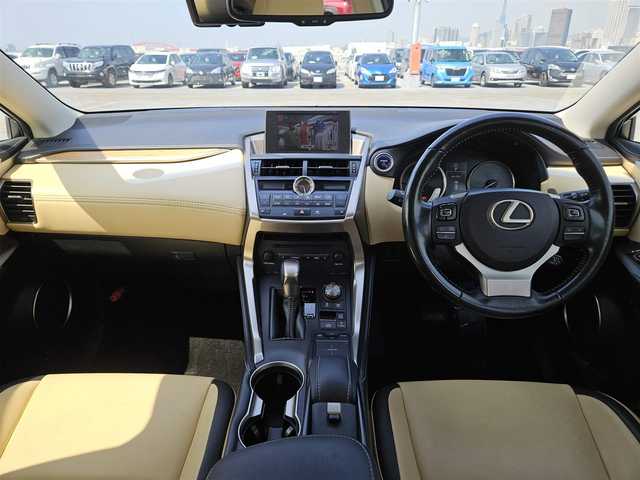 レクサス ＮＸ 300h Iパッケージ 宮崎県 2015(平27)年 7.7万km ソニッククォーツ 純正ナビ/　(Bluetooth/DVD/Blu-ray)/フルセグTV/パワーバックドア/バック/サイド/フロントカメラ/ビルトインETC/ドライブレコーダー/クルーズコントロール/クリアランスソナー/ビークルスタビリティコントロール/角型三眼LEDヘッドランプ/オートライトシステム/本革巻きステアリング/ステアリングヒーター/パドルシフト/ホワイトオーカー合皮シート/前席パワーシート/シートヒーター/運転席ポジションメモリー付/純正17インチアルミホイール/スマートエントリー/スタートシステム/禁煙車