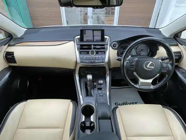 レクサス ＮＸ 300h Iパッケージ 宮崎県 2015(平27)年 7.7万km ソニッククォーツ 純正ナビ/　(Bluetooth/DVD/Blu-ray)/フルセグTV/パワーバックドア/バック/サイド/フロントカメラ/ビルトインETC/ドライブレコーダー/クルーズコントロール/クリアランスソナー/ビークルスタビリティコントロール/角型三眼LEDヘッドランプ/オートライトシステム/本革巻きステアリング/ステアリングヒーター/パドルシフト/ホワイトオーカー合皮シート/前席パワーシート/シートヒーター/運転席ポジションメモリー付/純正17インチアルミホイール/スマートエントリー/スタートシステム/禁煙車