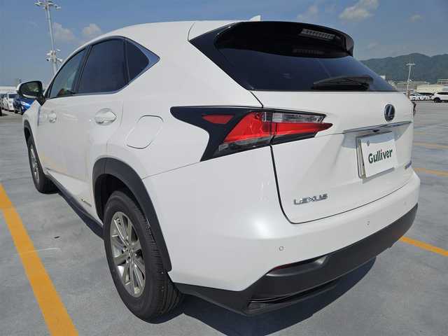 レクサス ＮＸ 300h Iパッケージ 宮崎県 2015(平27)年 7.7万km ソニッククォーツ 純正ナビ/　(Bluetooth/DVD/Blu-ray)/フルセグTV/パワーバックドア/バック/サイド/フロントカメラ/ビルトインETC/ドライブレコーダー/クルーズコントロール/クリアランスソナー/ビークルスタビリティコントロール/角型三眼LEDヘッドランプ/オートライトシステム/本革巻きステアリング/ステアリングヒーター/パドルシフト/ホワイトオーカー合皮シート/前席パワーシート/シートヒーター/運転席ポジションメモリー付/純正17インチアルミホイール/スマートエントリー/スタートシステム/禁煙車