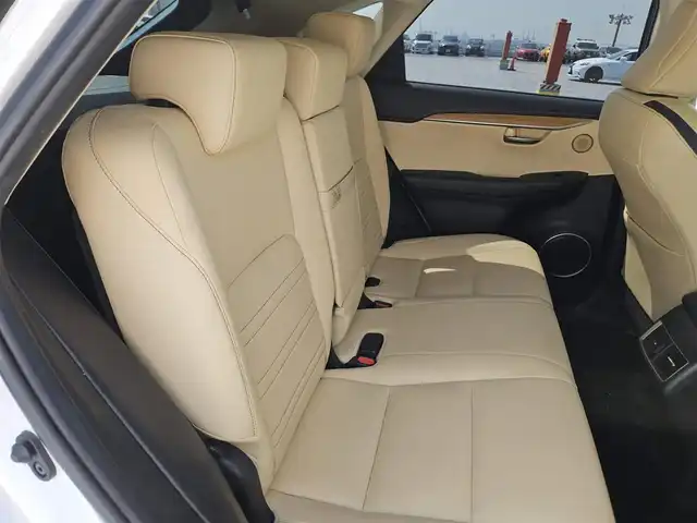 レクサス ＮＸ 300h Iパッケージ 宮崎県 2015(平27)年 7.7万km ソニッククォーツ 純正ナビ/　(Bluetooth/DVD/Blu-ray)/フルセグTV/パワーバックドア/バック/サイド/フロントカメラ/ビルトインETC/ドライブレコーダー/クルーズコントロール/クリアランスソナー/ビークルスタビリティコントロール/角型三眼LEDヘッドランプ/オートライトシステム/本革巻きステアリング/ステアリングヒーター/パドルシフト/ホワイトオーカー合皮シート/前席パワーシート/シートヒーター/運転席ポジションメモリー付/純正17インチアルミホイール/スマートエントリー/スタートシステム/禁煙車