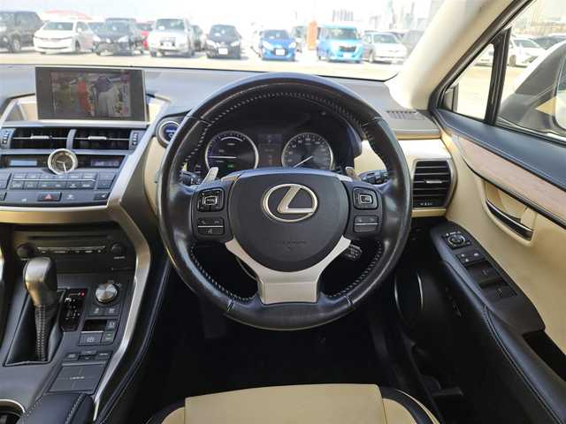 レクサス ＮＸ 300h Iパッケージ 宮崎県 2015(平27)年 7.7万km ソニッククォーツ 純正ナビ/　(Bluetooth/DVD/Blu-ray)/フルセグTV/パワーバックドア/バック/サイド/フロントカメラ/ビルトインETC/ドライブレコーダー/クルーズコントロール/クリアランスソナー/ビークルスタビリティコントロール/角型三眼LEDヘッドランプ/オートライトシステム/本革巻きステアリング/ステアリングヒーター/パドルシフト/ホワイトオーカー合皮シート/前席パワーシート/シートヒーター/運転席ポジションメモリー付/純正17インチアルミホイール/スマートエントリー/スタートシステム/禁煙車