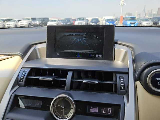 レクサス ＮＸ 300h Iパッケージ 宮崎県 2015(平27)年 7.7万km ソニッククォーツ 純正ナビ/　(Bluetooth/DVD/Blu-ray)/フルセグTV/パワーバックドア/バック/サイド/フロントカメラ/ビルトインETC/ドライブレコーダー/クルーズコントロール/クリアランスソナー/ビークルスタビリティコントロール/角型三眼LEDヘッドランプ/オートライトシステム/本革巻きステアリング/ステアリングヒーター/パドルシフト/ホワイトオーカー合皮シート/前席パワーシート/シートヒーター/運転席ポジションメモリー付/純正17インチアルミホイール/スマートエントリー/スタートシステム/禁煙車