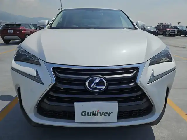 レクサス ＮＸ 300h Iパッケージ 宮崎県 2015(平27)年 7.7万km ソニッククォーツ 純正ナビ/　(Bluetooth/DVD/Blu-ray)/フルセグTV/パワーバックドア/バック/サイド/フロントカメラ/ビルトインETC/ドライブレコーダー/クルーズコントロール/クリアランスソナー/ビークルスタビリティコントロール/角型三眼LEDヘッドランプ/オートライトシステム/本革巻きステアリング/ステアリングヒーター/パドルシフト/ホワイトオーカー合皮シート/前席パワーシート/シートヒーター/運転席ポジションメモリー付/純正17インチアルミホイール/スマートエントリー/スタートシステム/禁煙車