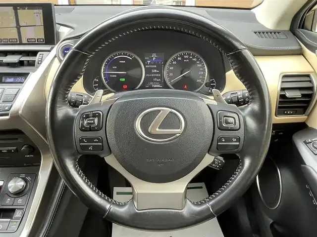 レクサス ＮＸ 300h Iパッケージ 宮崎県 2015(平27)年 7.7万km ソニッククォーツ 純正ナビ/　(Bluetooth/DVD/Blu-ray)/フルセグTV/パワーバックドア/バック/サイド/フロントカメラ/ビルトインETC/ドライブレコーダー/クルーズコントロール/クリアランスソナー/ビークルスタビリティコントロール/角型三眼LEDヘッドランプ/オートライトシステム/本革巻きステアリング/ステアリングヒーター/パドルシフト/ホワイトオーカー合皮シート/前席パワーシート/シートヒーター/運転席ポジションメモリー付/純正17インチアルミホイール/スマートエントリー/スタートシステム/禁煙車