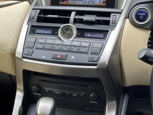 レクサス ＮＸ 300h Iパッケージ 宮崎県 2015(平27)年 7.7万km ソニッククォーツ 純正ナビ/　(Bluetooth/DVD/Blu-ray)/フルセグTV/パワーバックドア/バック/サイド/フロントカメラ/ビルトインETC/ドライブレコーダー/クルーズコントロール/クリアランスソナー/ビークルスタビリティコントロール/角型三眼LEDヘッドランプ/オートライトシステム/本革巻きステアリング/ステアリングヒーター/パドルシフト/ホワイトオーカー合皮シート/前席パワーシート/シートヒーター/運転席ポジションメモリー付/純正17インチアルミホイール/スマートエントリー/スタートシステム/禁煙車