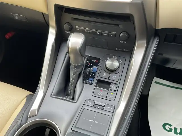 レクサス ＮＸ 300h Iパッケージ 宮崎県 2015(平27)年 7.7万km ソニッククォーツ 純正ナビ/　(Bluetooth/DVD/Blu-ray)/フルセグTV/パワーバックドア/バック/サイド/フロントカメラ/ビルトインETC/ドライブレコーダー/クルーズコントロール/クリアランスソナー/ビークルスタビリティコントロール/角型三眼LEDヘッドランプ/オートライトシステム/本革巻きステアリング/ステアリングヒーター/パドルシフト/ホワイトオーカー合皮シート/前席パワーシート/シートヒーター/運転席ポジションメモリー付/純正17インチアルミホイール/スマートエントリー/スタートシステム/禁煙車
