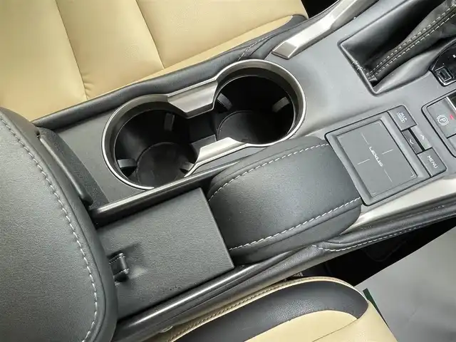 レクサス ＮＸ 300h Iパッケージ 宮崎県 2015(平27)年 7.7万km ソニッククォーツ 純正ナビ/　(Bluetooth/DVD/Blu-ray)/フルセグTV/パワーバックドア/バック/サイド/フロントカメラ/ビルトインETC/ドライブレコーダー/クルーズコントロール/クリアランスソナー/ビークルスタビリティコントロール/角型三眼LEDヘッドランプ/オートライトシステム/本革巻きステアリング/ステアリングヒーター/パドルシフト/ホワイトオーカー合皮シート/前席パワーシート/シートヒーター/運転席ポジションメモリー付/純正17インチアルミホイール/スマートエントリー/スタートシステム/禁煙車