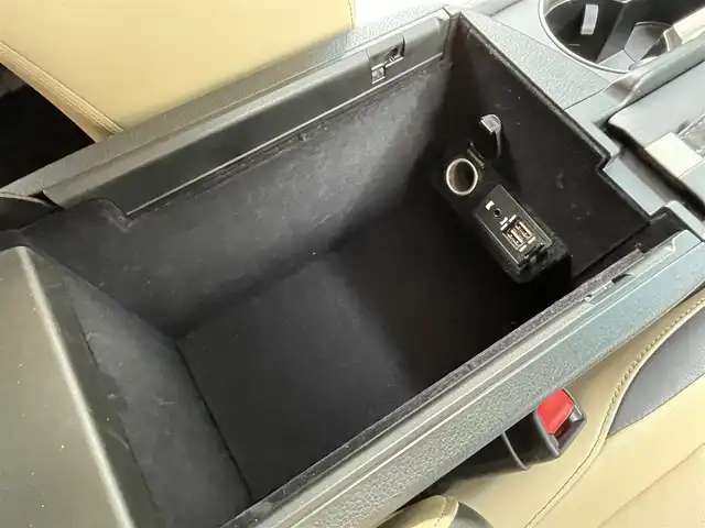 レクサス ＮＸ 300h Iパッケージ 宮崎県 2015(平27)年 7.7万km ソニッククォーツ 純正ナビ/　(Bluetooth/DVD/Blu-ray)/フルセグTV/パワーバックドア/バック/サイド/フロントカメラ/ビルトインETC/ドライブレコーダー/クルーズコントロール/クリアランスソナー/ビークルスタビリティコントロール/角型三眼LEDヘッドランプ/オートライトシステム/本革巻きステアリング/ステアリングヒーター/パドルシフト/ホワイトオーカー合皮シート/前席パワーシート/シートヒーター/運転席ポジションメモリー付/純正17インチアルミホイール/スマートエントリー/スタートシステム/禁煙車