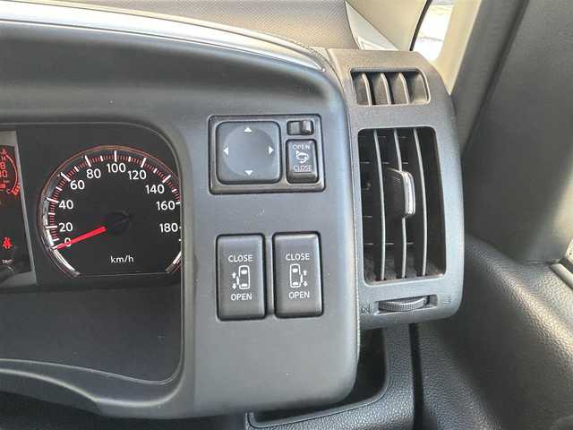 日産 セレナ ハイウェイスター Vセレクション 大阪府 2009(平21)年 5.5万km ホワイトパール 純正7インチナビ/(ワンセグTV/CD/DVD)/純正8インチ後席モニター/バックモニター/両側パワースライドドア/3列シート/オートエアコン/キセノンヘッドライト/オートライト/盗難防止装置/純正16インチアルミホイール/純正フロアマット/ETC/保証書/取扱説明書/スマートキー×1