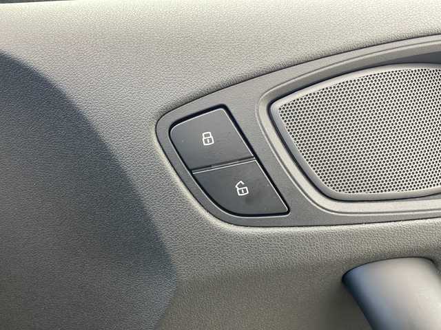 アウディ Ａ１ 1．0TFSI 秋田県 2016(平28)年 2.4万km 白 純正ナビ【AM/FM/CD/BT】 /フルセグTV /バックカメラ /ETC/HIDライト　/プッシュスタート /アイドリングストップ　/スマートキー　/クリアランスソナー /横滑り防止装置　/ステアリングリモコン　/オートライト　/純正フロアマット/革巻きステアリング/純正AW/ウィンカーミラー /コーナーセンサー /保証書/取扱説明書