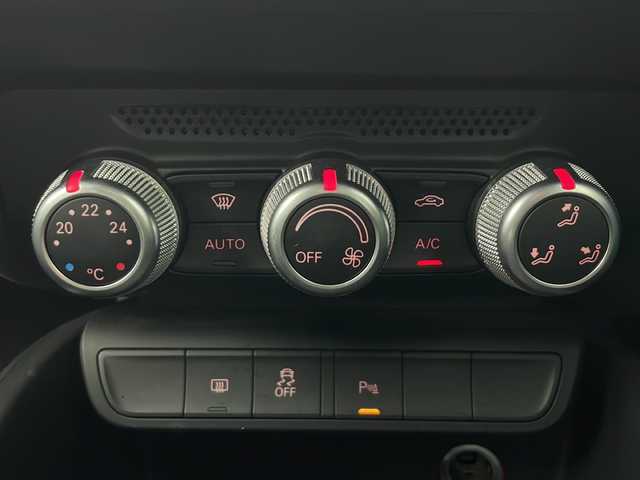 アウディ Ａ１ 1．0TFSI 秋田県 2016(平28)年 2.4万km 白 純正ナビ【AM/FM/CD/BT】 /フルセグTV /バックカメラ /ETC/HIDライト　/プッシュスタート /アイドリングストップ　/スマートキー　/クリアランスソナー /横滑り防止装置　/ステアリングリモコン　/オートライト　/純正フロアマット/革巻きステアリング/純正AW/ウィンカーミラー /コーナーセンサー /保証書/取扱説明書